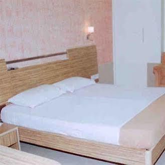 Check Inn Hotel Bombay Esterno foto